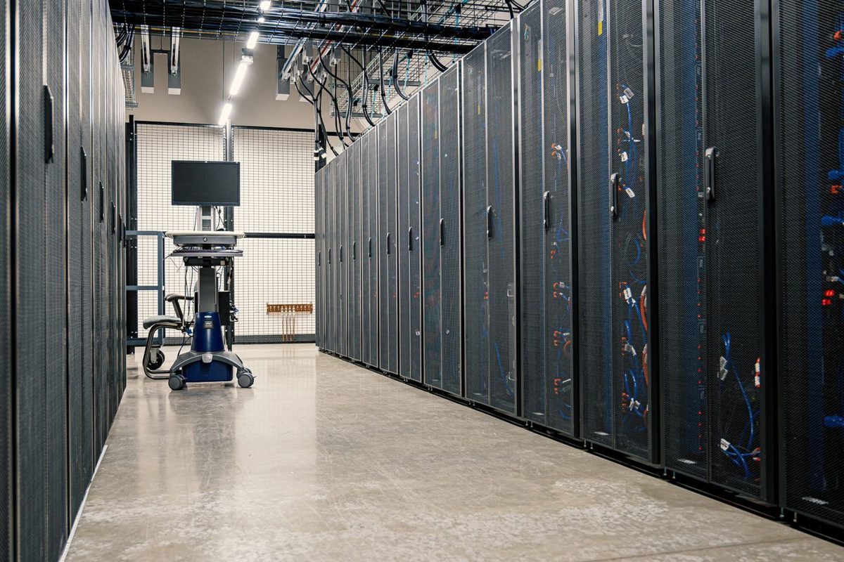 Pasillo de un centro de datos con gabinetes de servidores
